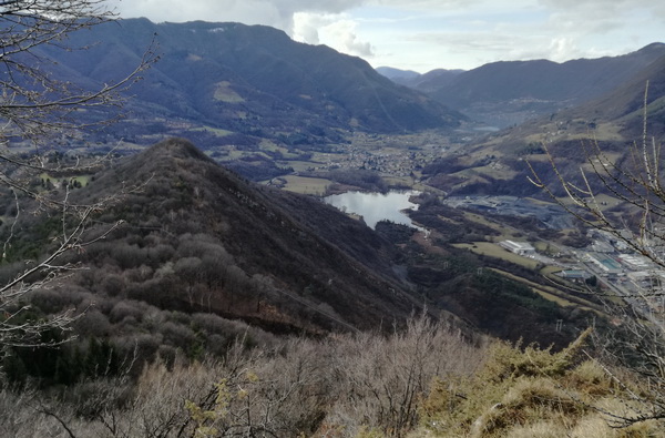 Fotografia dall'alto del Monte Na e laghetto di Gaiano